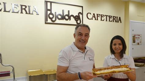 Fachada de la Pastelería Hojaldres en Zaragoza