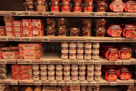Carne enlatada en un supermercado