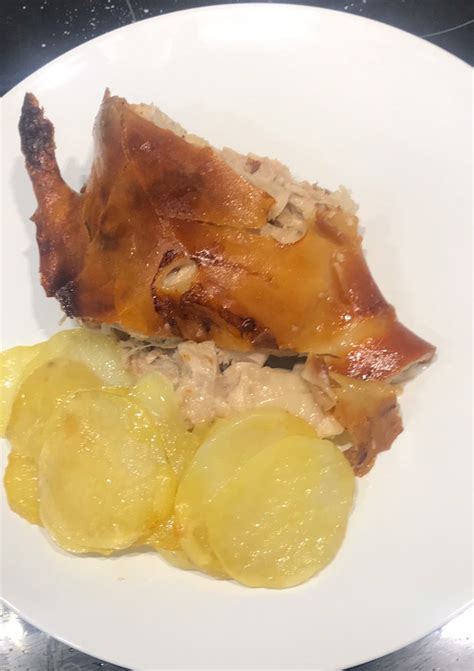 Cochinillo asado crujiente con patatas panaderas