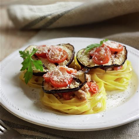 Nidos de pasta con carne y berenjena