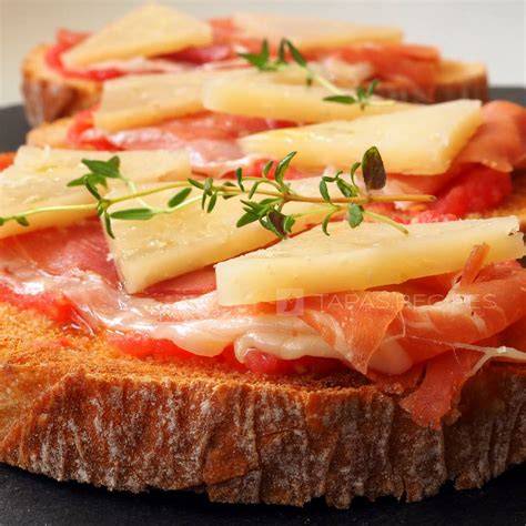 Tostada de jamón con higos y queso