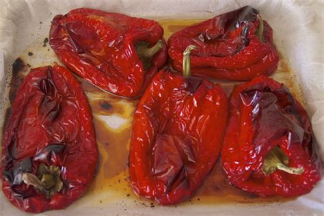 Pimientos rojos asados pelándose