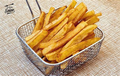 Cebolla y patatas fritas como base para bacalao