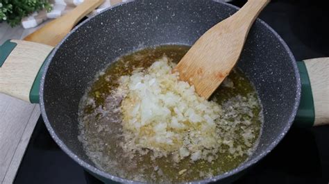 Cebolla pochándose en mantequilla para roux
