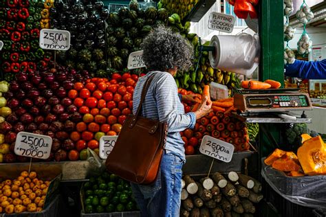 Mercado local en Teulada con productos frescos