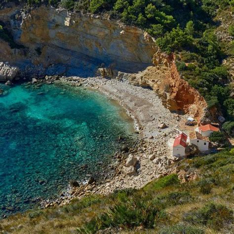 Cala Llebeig en Teulada con aguas cristalinas