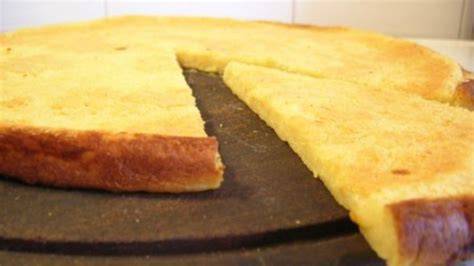 Ingredientes para fainá de queso en una mesa
