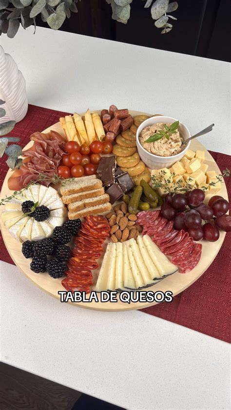 Tabla de quesos y embutidos ideales para acompañar cortezas de cerdo