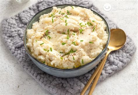 Molde con coliflor, puré de patatas y queso rallado, listo para hornear
