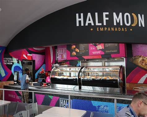 Logo de Half Moon Empanadas y algunas de sus empanadas