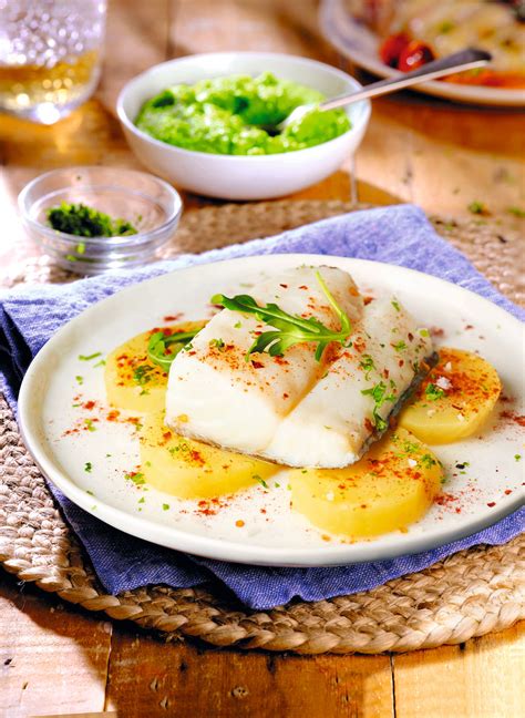 Plato servido de bacalao a la gallega con patatas y perejil