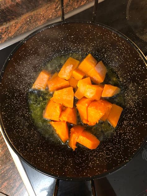 Calabaza frita en una sartén