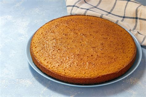 Pastel de zanahoria recién horneado