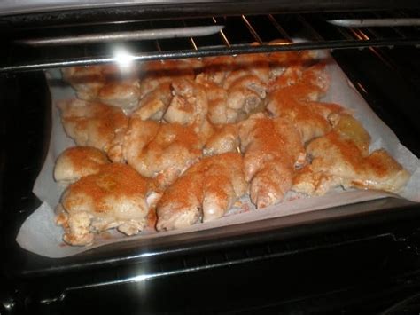Manitas de cerdo gratinadas con pimentón en la bandeja del horno