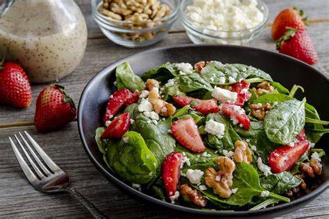 Ensalada de espinacas, fresas y queso fresco
