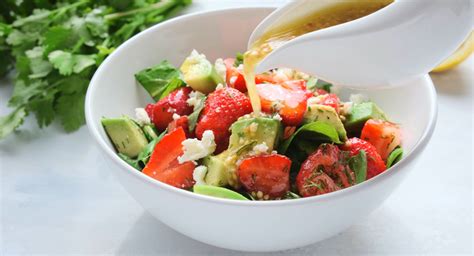 Ensalada de fresas, aguacate y queso feta con aderezo balsámico