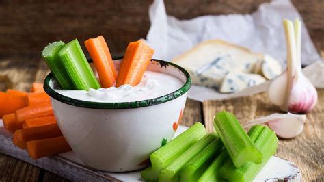 Crudités de zanahoria y apio con salsa de gorgonzola