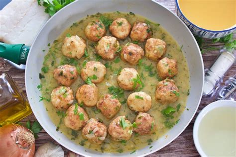 Formando las albóndigas de merluza