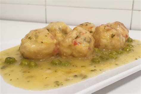 Plato terminado de albóndigas de merluza