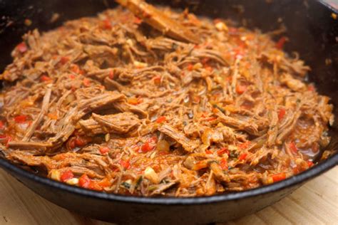 Olla con carne mechada cocinándose