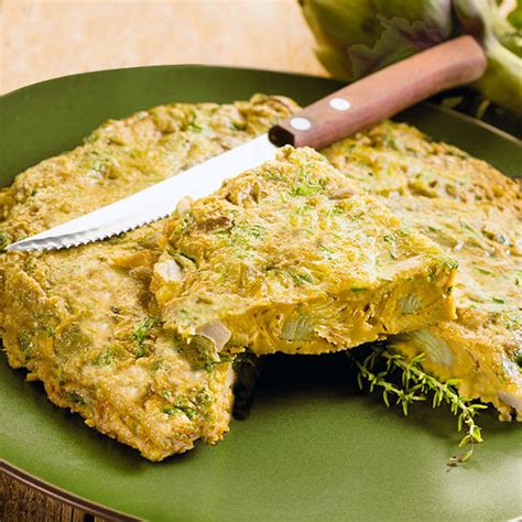 Tortilla de habas y alcachofas recién hecha