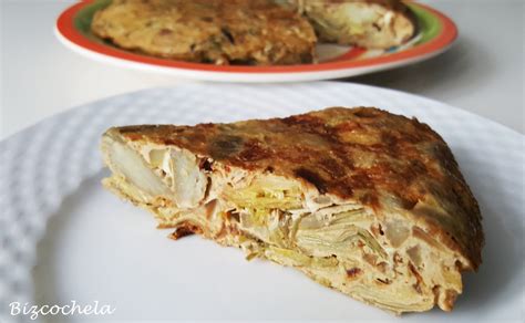 Ingredientes frescos para tortilla de habas y alcachofas