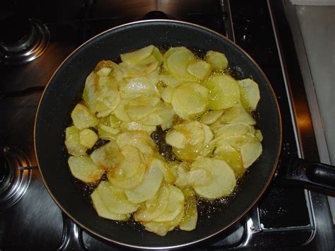 Patatas friéndose en aceite con sabor a bogavante