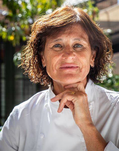 Teresa Carles cocinando