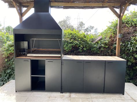 Barbacoa metálica de diseño en un jardín