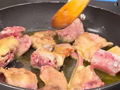Trozos de conejo salpimentados en una fuente