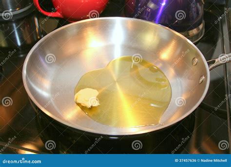 Conejo dorándose en una cacerola con aceite y mantequilla