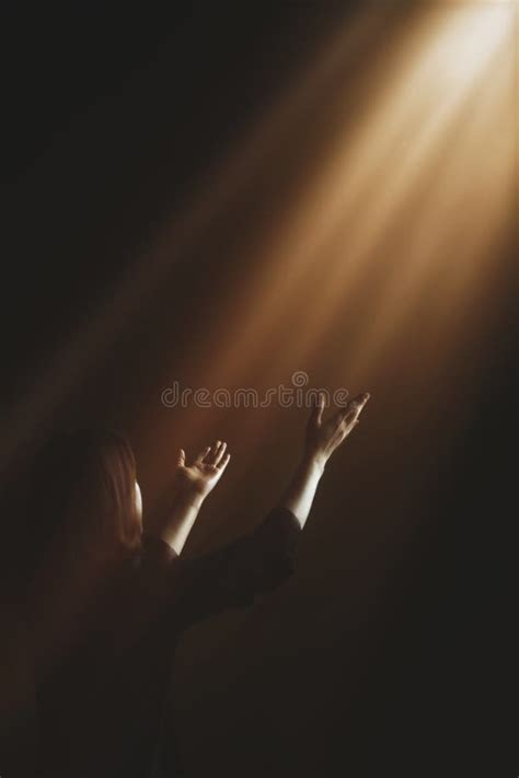 Persona postrada adorando a Dios con luz brillante