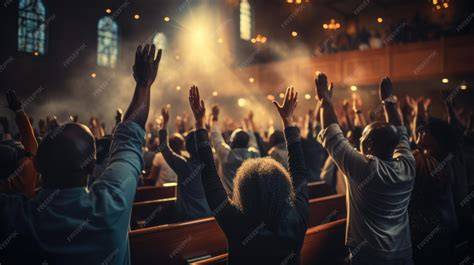 Comunidad de personas adorando juntas en una iglesia