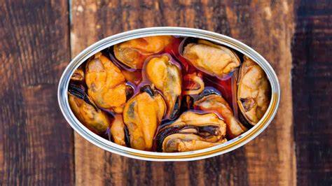 Variedad de mejillones en escabeche enlatados