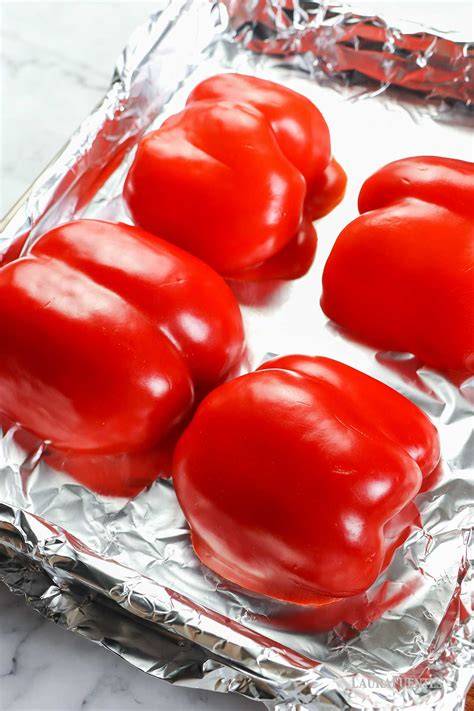 Pimientos rojos cortados y preparados para hornear