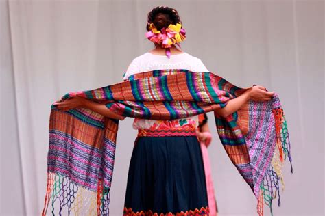 Mujer purépecha portando un rebozo