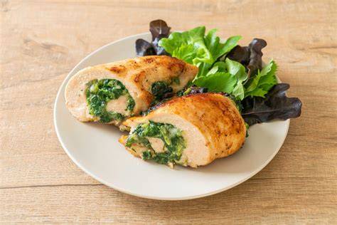 Pechuga de pollo rellena de espinacas con salsa de champiñones