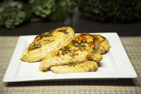 Pechugas de pollo marinadas con limón y hierbas en sartén