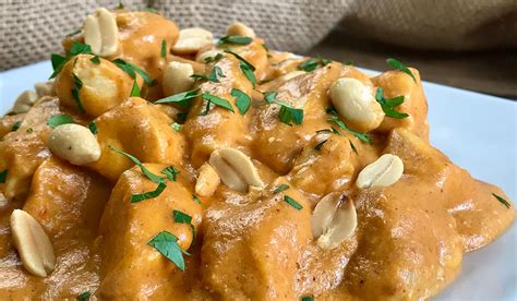Pechugas de pollo en salsa de cacahuetes con calabacín