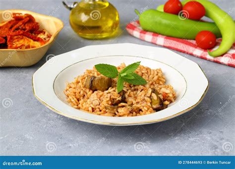 Plato de arroz con berenjenas turco