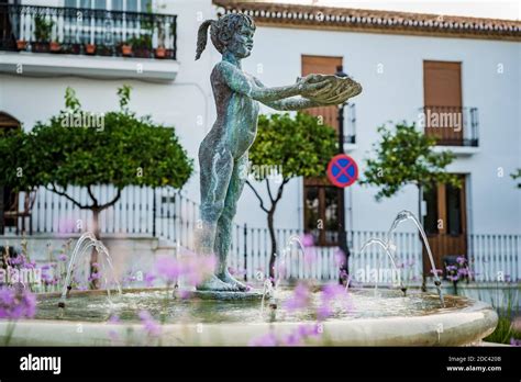 Estatua de la Niña de Benalmádena en la Plaza de España