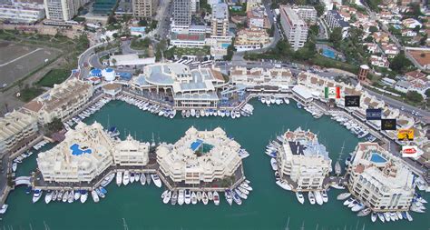 Puerto Marina de Benalmádena con sus edificios característicos