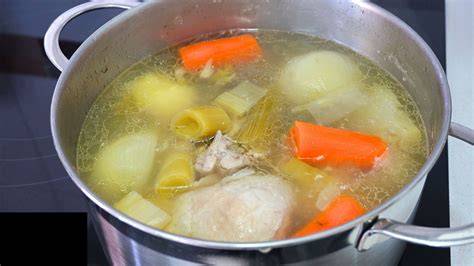 Proceso de cocción del caldo de pollo