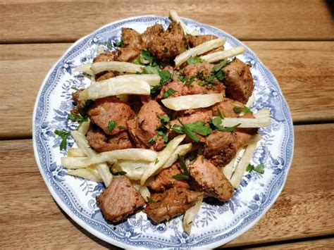 Carne fiesta con papas y mojo en un guachinche