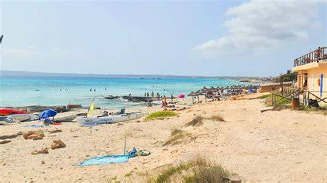Vista de la playa de Migjorn con el restaurante La Fragata
