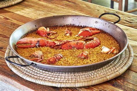 Bogavante azul cocinado en una paella