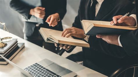 Equipo de abogados trabajando en un despacho