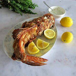 Plato de cabracho frito con salsa tártara