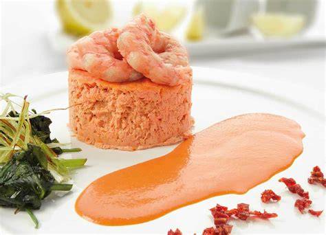 Pastel de cabracho servido con tostadas y salsa rosa
