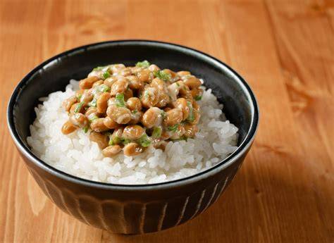 Plato de natto japonés